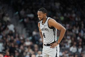 效率太低！福克斯15投僅4中拿9分8助3斷 三分4中0