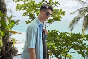 開啟假期模式！朱松瑋曬在泰國普吉島的游玩照：擁抱大海