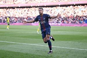 21歲前已2次首發出戰歐冠決賽且均奪冠，法國邊鋒杜埃是歷史首人